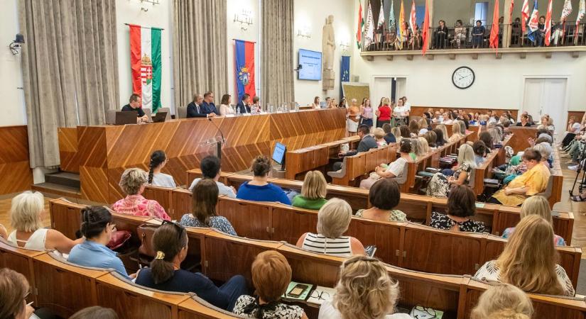 Az új tanév újdonsága: bevezetik a digitális bizonyítványt és változás lép életbe a közétkeztetésben