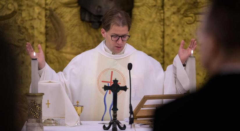 Szijjártó Péter vezető diplomatát csinált egy nemrég kirúgott papból