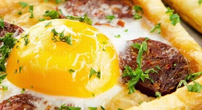 Tojásos lepénykék kolbásszal – ha a tükörtojás már unalmas