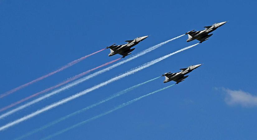 Csodás galéria mutatja a Duna felett parádézó vadászgépeket, helikoptereket