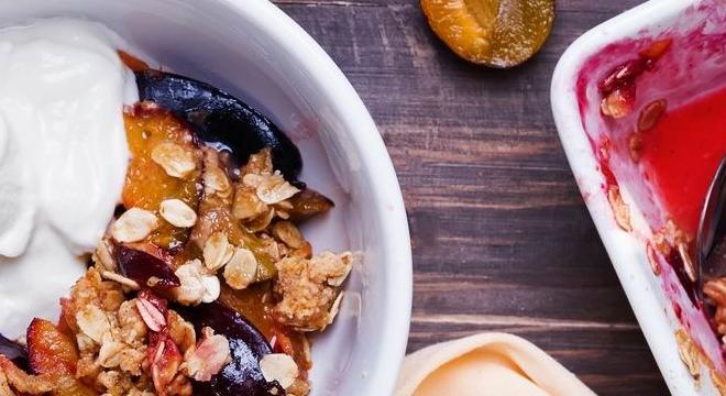 Szilvás crumble zabpehellyel, az egyszerű és egészséges desszert