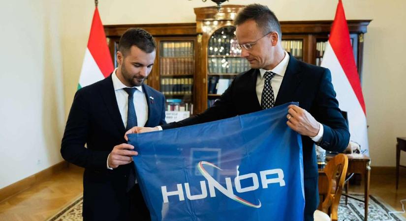 Szijjártó Péter: nincs megállás, Magyarország újabb űrhajóst küldene a világűrbe