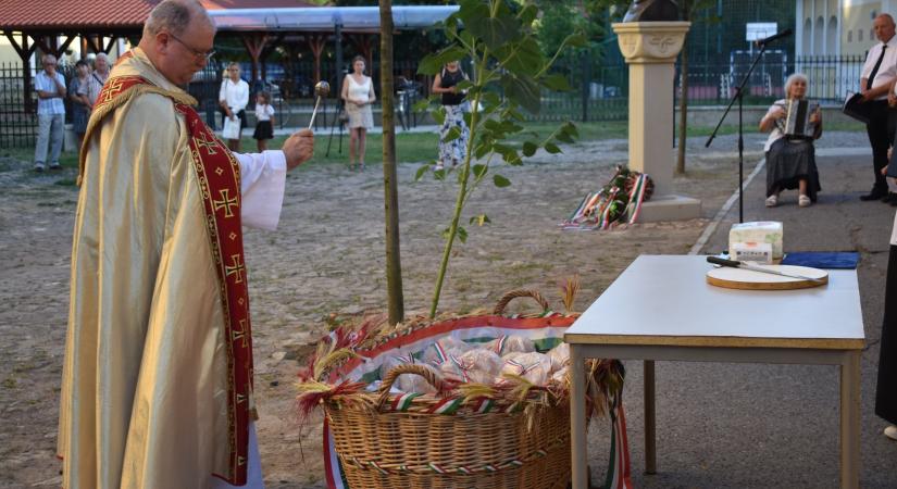 Az augusztus 20-i ünnepség alkalmával felavatták IV. Béla király szobrát Beregszászban