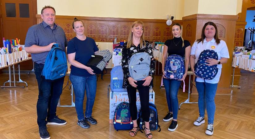 Újabb nagyértékű adományt rakhattak a Varázstáskákba – galériával