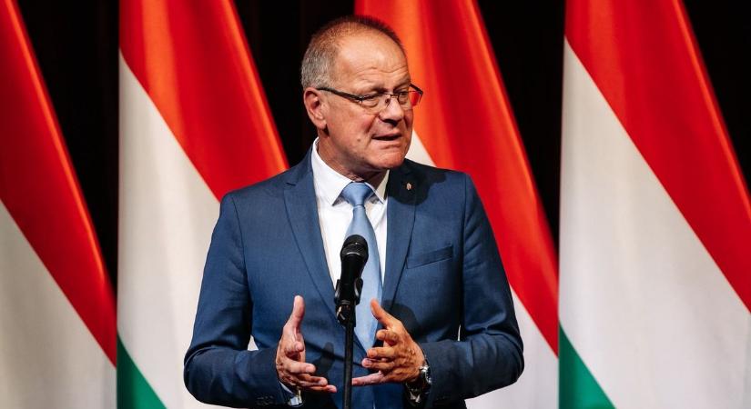 Állami kitüntetéseket adott át Navracsics Tibor