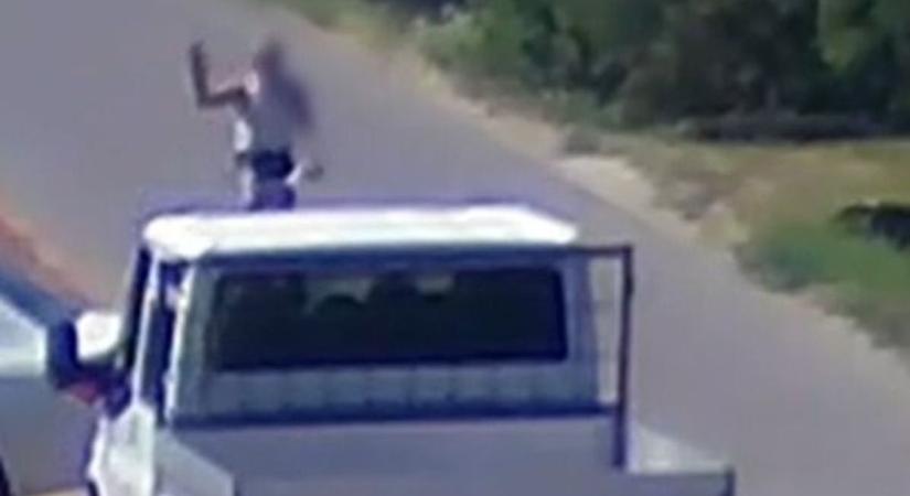 Barátjának integetett, majd egyenesen belerongyolt a kisteherautóba egy biciklis Hajdúböszörményben – videóval