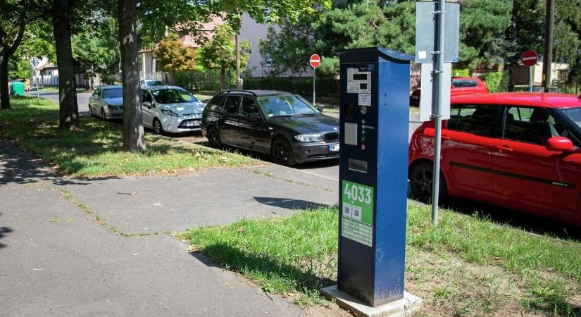 Így terjesztik ki az ingyenes parkolást Debrecenben – megszületett a döntés!