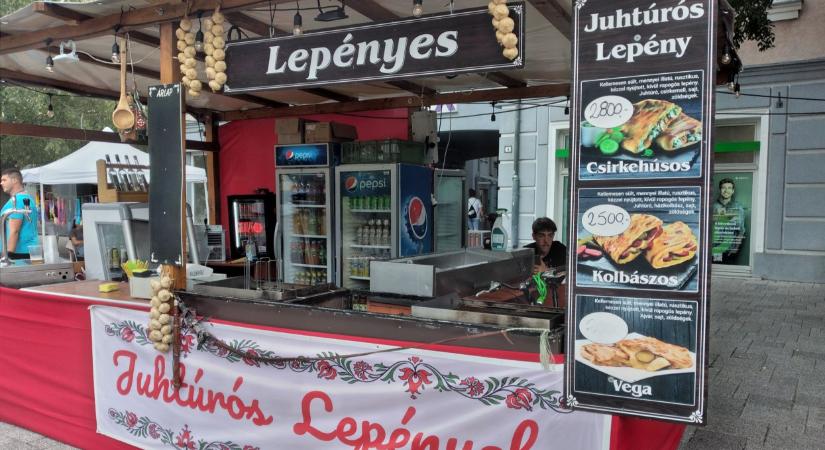 Meglepő árak a 2025-ös Savaria Karneválon: ennyibe került a lángos, a sör és a lepény