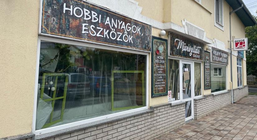 Több mint 30 év és egy fájó döntés után végleg bezárta kapuit a népszerű kecskeméti üzlet