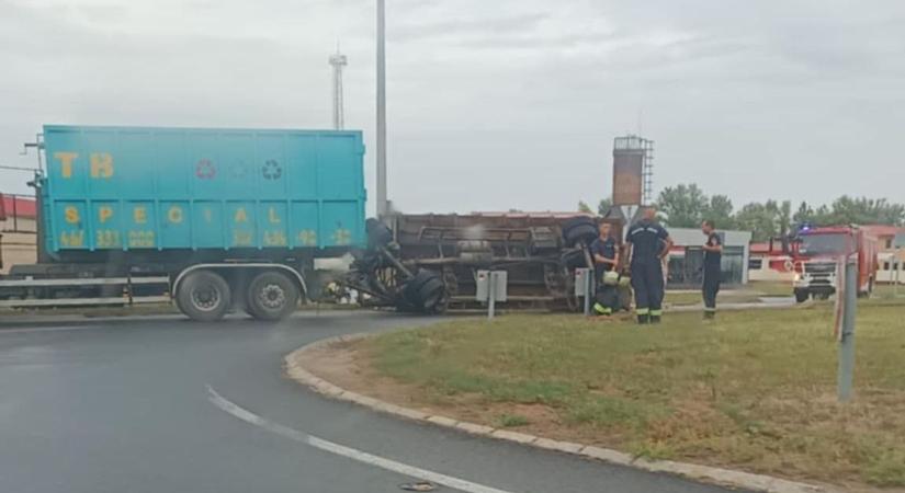 Drámai baleset bénította meg Tiszaújváros felé a forgalmat – járatok terelve!