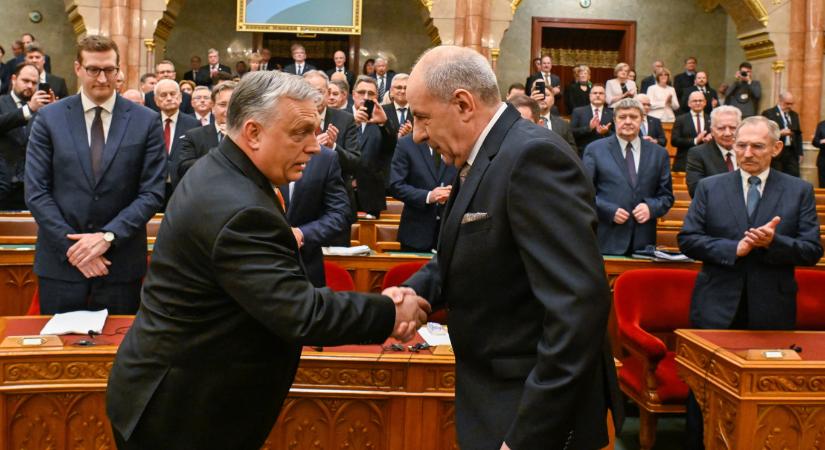 Kellett hozzá fél nap, hogy Orbán leírja, amit Szijjártó nem: „orosz rakétatámadás” érte Munkácsot