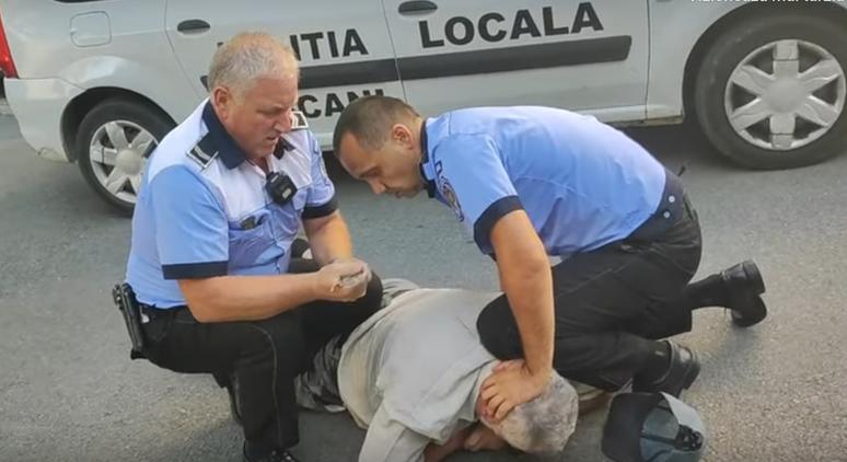 Szívbeteg idős férfit bilincseltek meg és tepertek a földre a helyi rendőrök