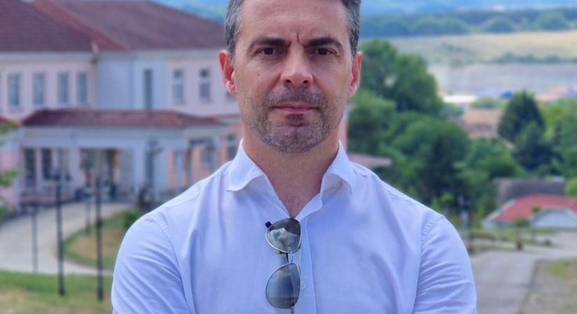 „Egy súlyosan lelkibeteg, megosztottságában lubickoló, ön- és közveszélyes nemzet vagyunk jelenleg” – Vona Gábor őrjöng a tűzijáték alatti szöveg miatt