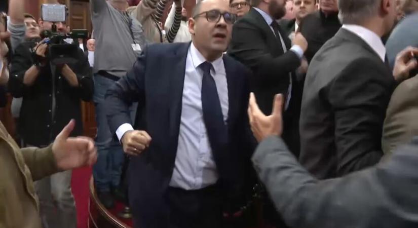 „Amit Vučić gondol, azt Đuka kimondja”