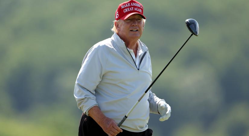 Zelenszkij egy, a lábát elvesztett katona golfütőjét ajándékozta Trumpnak