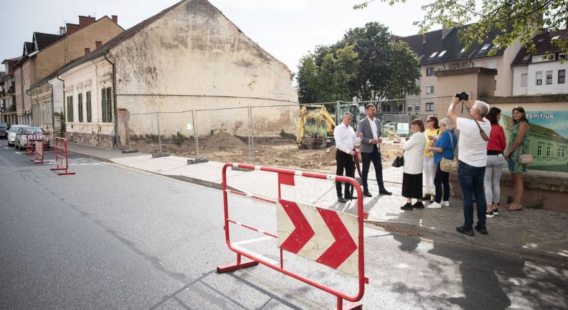 A polgármesteri hivatal Ady utcai épületénél alakít ki parkolókat a beruházó