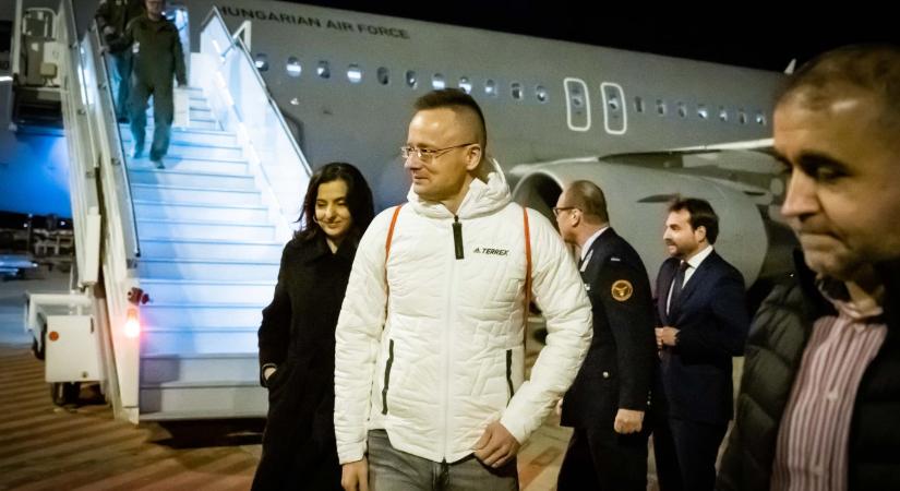 Szijjártó csúcsdiplomatát csinált egy kiugrott katolikus papból, akinek nincs érdemi diplomáciai tapasztalata
