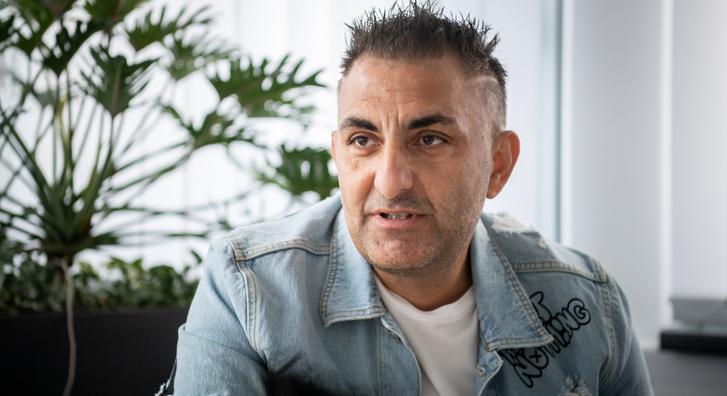 Gáspár Győző olyan fradi mezben pózol, amin az ő és Kubatov Gábor arcképe látható