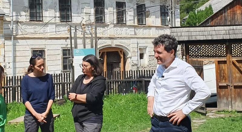 Így kirándul az államfő és családja – Tábortűznél is üldögéltek (VIDEÓ)