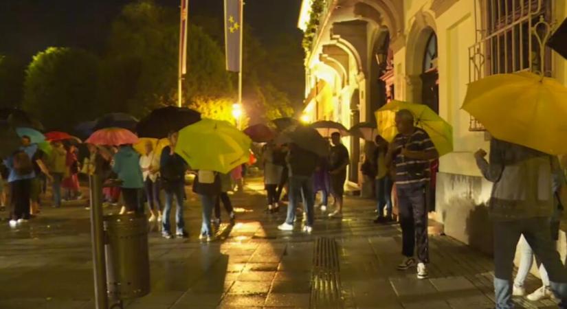Szakadó esőben fertőtlenítették a polgárok Zombort a szerdai haladó cirkusz után