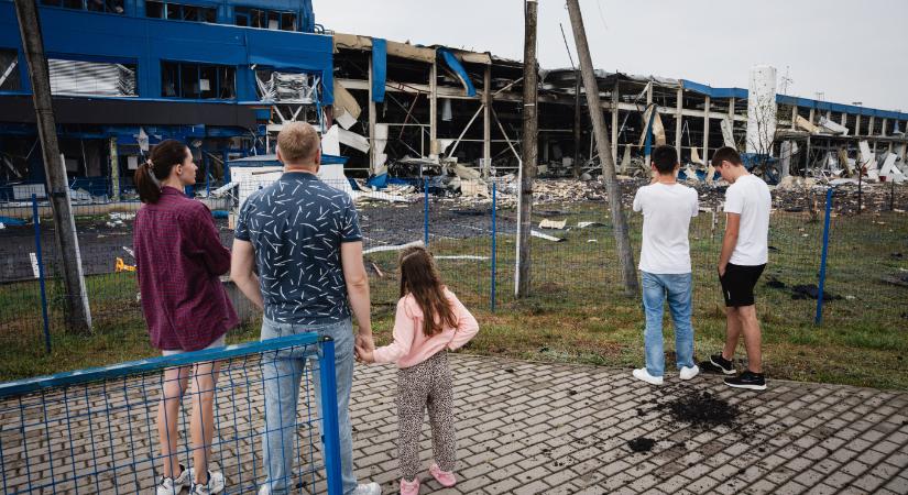 Még este is szállt a füst a hajnalban lebombázott gyárból Munkácson