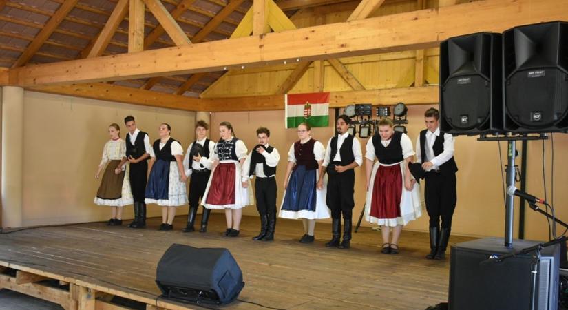 Tűzijáték fényei alatt ünnepelte a falu napját a nagyalásonyi közönség