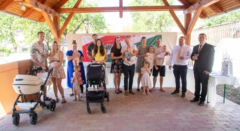 Emlékérmek, kisbabák, virágoskertek - köszöntések Markazon Szent István napján