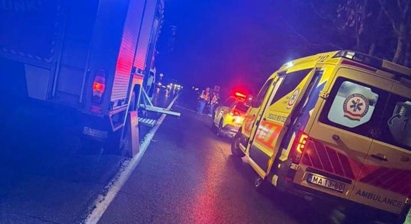 Karambol történt a 41-es főúton - Mentők a helyszínen!