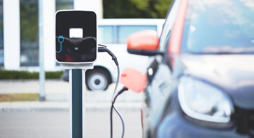 Meglepően sokan lesznek rosszul az elektromos autókban – itt a magyarázat, miért