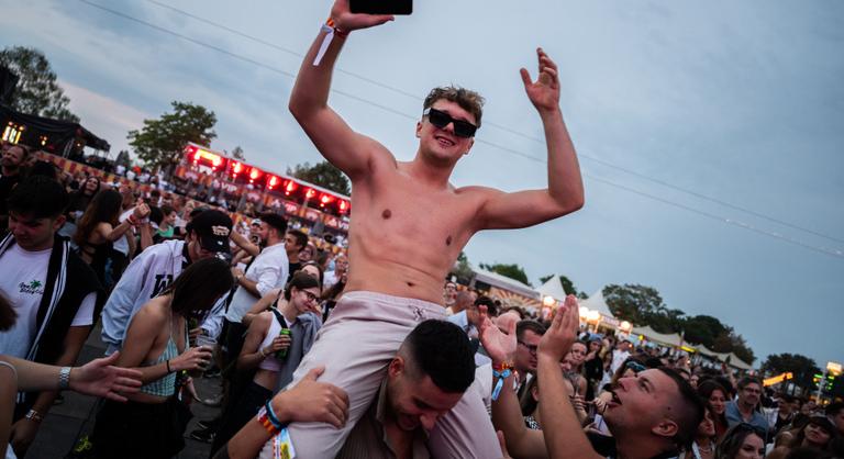 Roma buli, bor legalizáció és eszméletlen Analog Balaton koncert a Strand másnapján