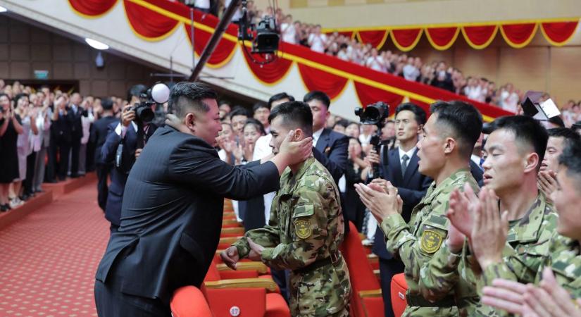 Kim Dzsengun koncertet rendezett az Ukrajna elleni harcokból hazatért katonáknak