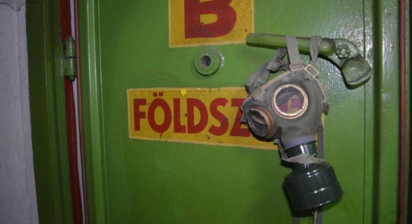 Gázálarcok, védőfelszerelések – ma is hátborzongató a hidegháborús magyar óvóhely ( fotók, videó)