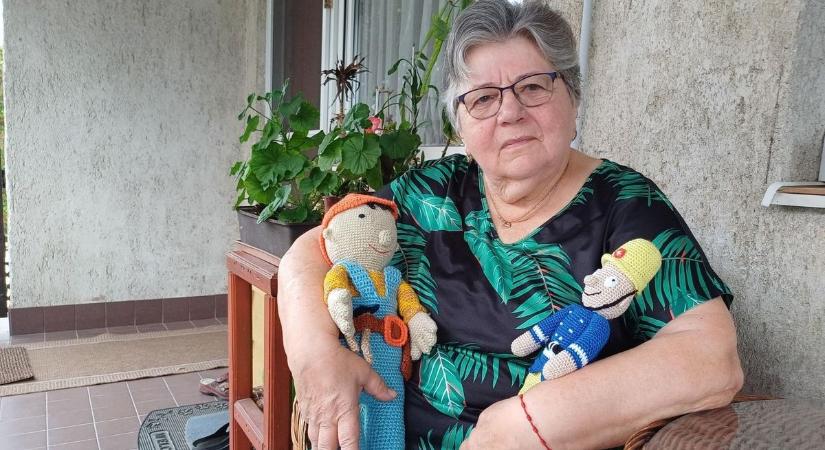 Horgolt mesehősökre licitáltak Pákozdon