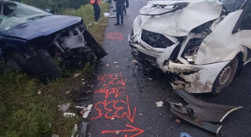 Két fiatal meghalt, tízen megsérültek egy autó és egy kisbusz horrorbalesetében ( fotók, videó)