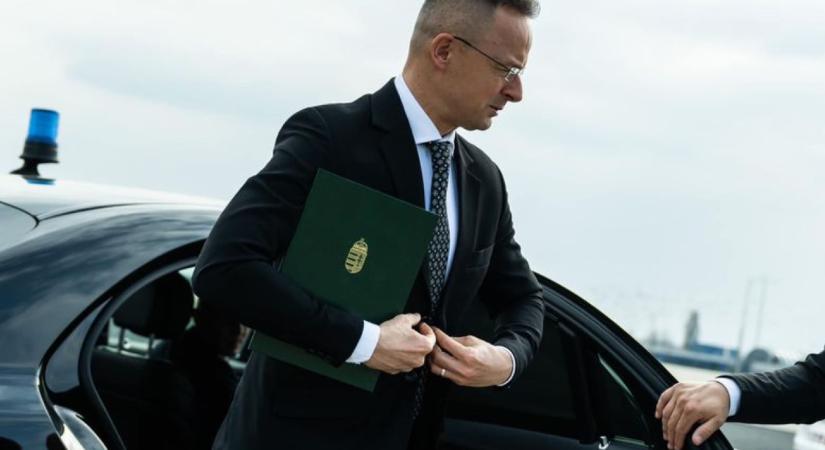 A külügy elárulta, miért csináltak csúcsdiplomatát egy kiugrott papból