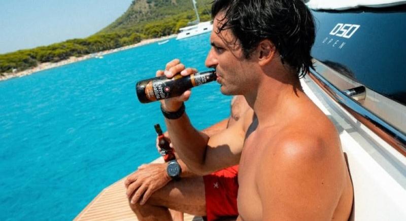 Videó: Sainz egy létrát szedett ki az óceánból