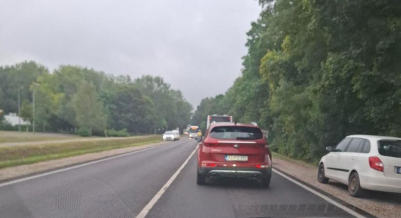 Rendőrök állják el az utat Tiszaújvárosban