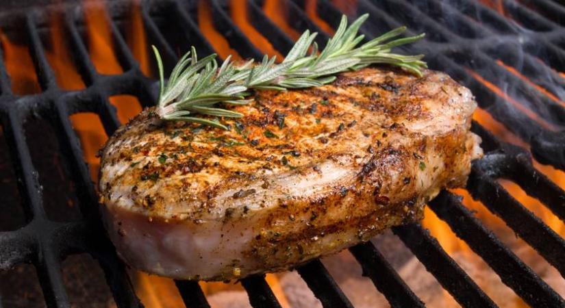 Fehérboros grillezett szűzpecsenye: a köretet is a rácsokon süsd ki