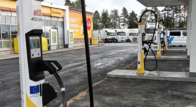 Benzin helyett csak áramot árul az egykori Shell töltőállomás