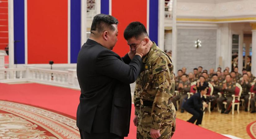 Hősként ünnepelte Kim Dzsongun az ukrán frontról hazatérő észak-koreai katonákat