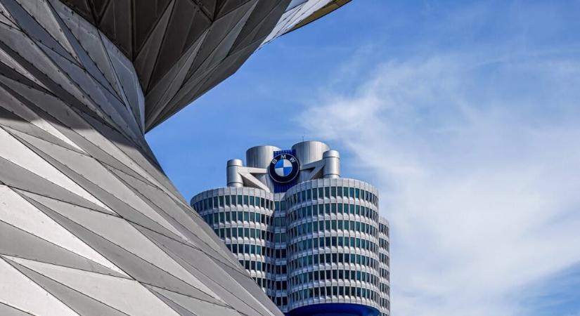 Történelmi lépés: BMW motor kerülhet a Mercedesekbe