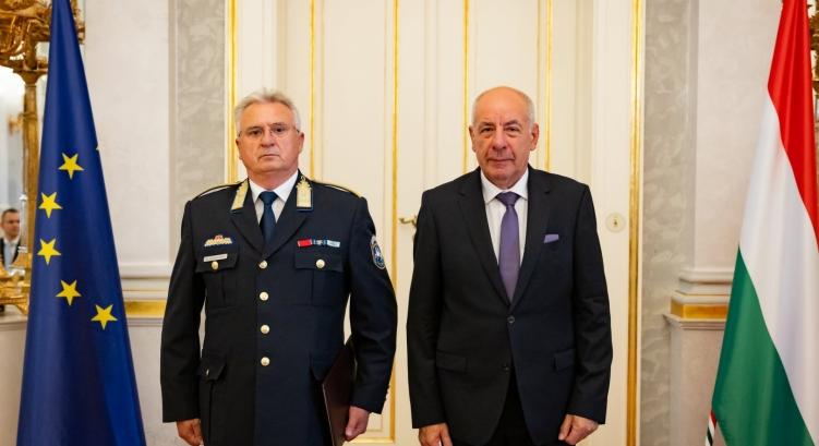 Több hajdú-bihari rendőr is elismerést kapott Sulyok Tamástól
