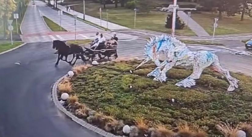 Utasait is veszélyeztette a lovaskocsis Kazincbarcikán