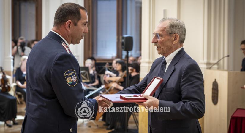 Egy bajnai tűzoltó munkáját is elismerték