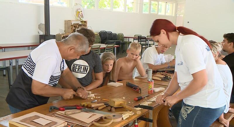 A vándorasztalostól lesték el a fafaragás fortélyait