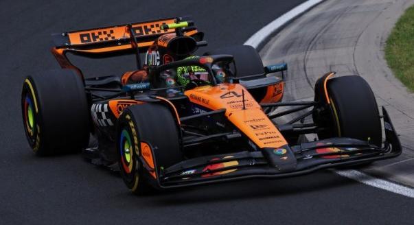 „Hihetetlen, ahogy fordul a McLaren” – Verstappen
