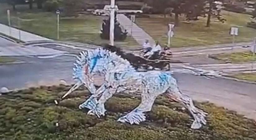 Ilyet tenni egy szekérrel a nyílt utcán Borsodban? Mindent vett a kamera – videóval