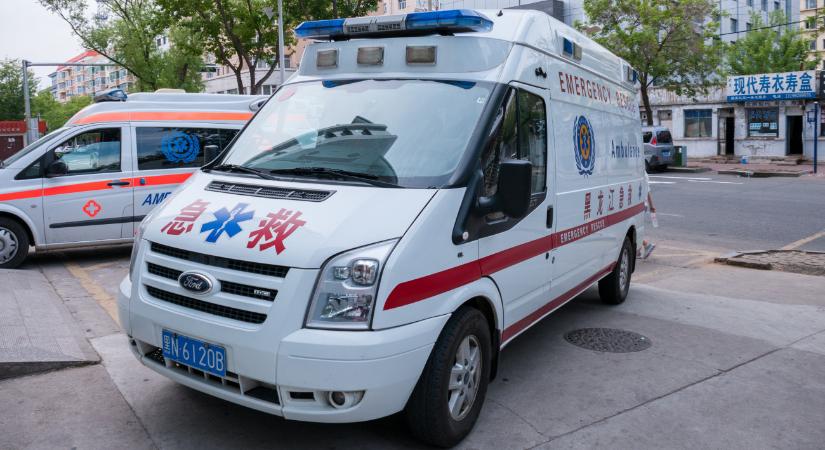 Leszakadt egy híd, többen meghaltak vagy eltűntek – videón a drámai pillanatok