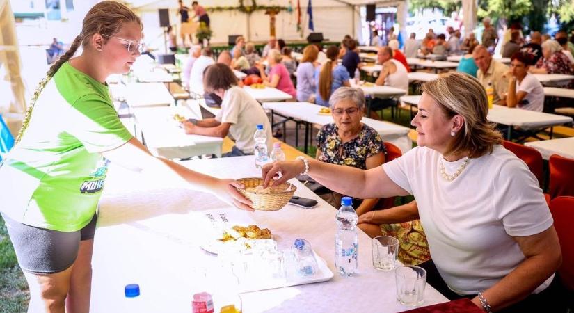 Szent István, az új kenyér, a közösség erejét példázta Mőcsény színes ünnepe