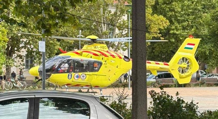 Kamion alá szorult egy elütött biciklis Celldömölkön, mentőhelikopter is érkezett - helyszíni fotók, videó
